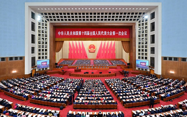 十四届全国人大一次会议在京开幕 习近平等在主席台就座